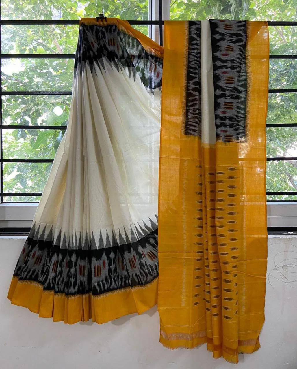MG 113 Mangalya Plain Linen Digital Print Saree Catalog